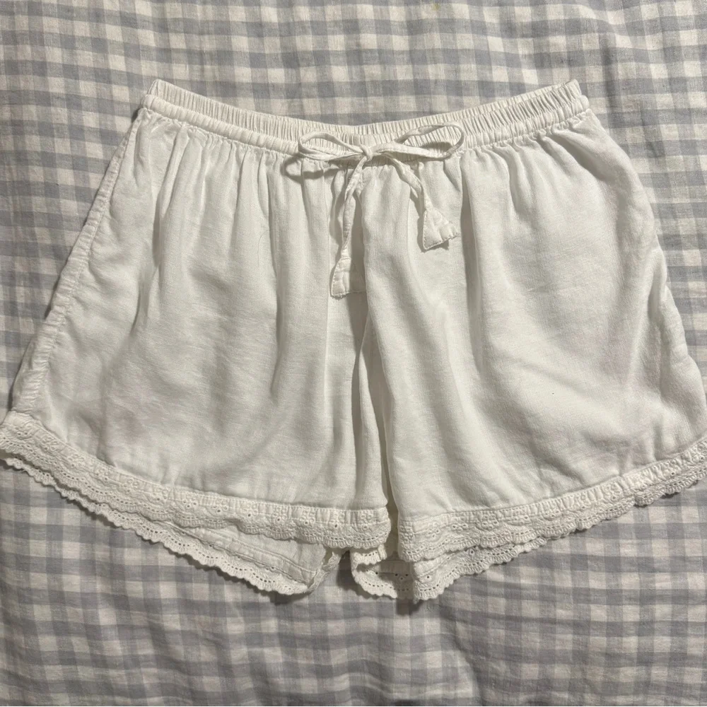 Piyama Maggie - Cotton - Lyocell Linen - Coconut White with Daisy Trim - Picture 4 of 4
